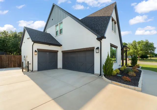 Photo 2 of Single family home for sale at 7129 Feather Crst Ln, North Richland Hills, TX 76182 | MLS# 21386000 | Listing updated on 2026-09-15
