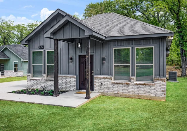 Photo 3 of Single family home for sale at 292 Harris Blvd, Malakoff, TX 75148 | MLS# 21386104 | Listing updated on 2026-09-15