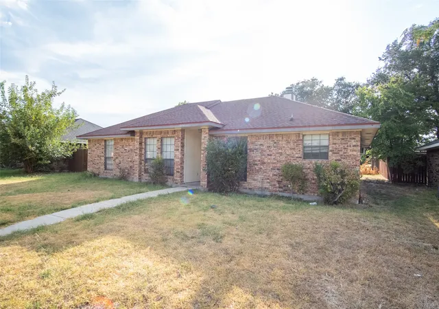 Photo 2 of Single family home for sale at 2801 College Park Dr, Rowlett, TX 75088 | MLS# 21385973 | Listing updated on 2026-09-15