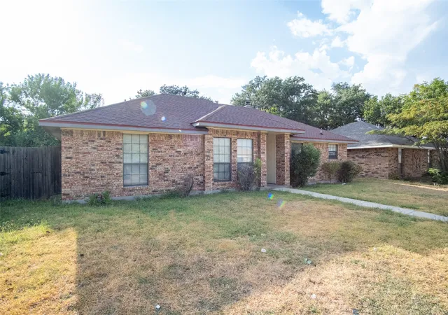 Photo 3 of Single family home for sale at 2801 College Park Dr, Rowlett, TX 75088 | MLS# 21385973 | Listing updated on 2026-09-15