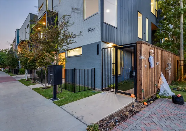 Photo 3 of Condo for sale at 426 W 9th Street #106, Dallas, TX 75208 | MLS# 21385995 | Listing updated on 2026-09-15