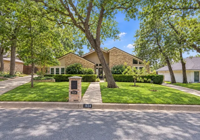 Photo 1 of Sale Pending at 1834 Rhinevalley Dr, Arlington, TX 76012 | MLS# 21386135 | Listing updated on 2026-09-20