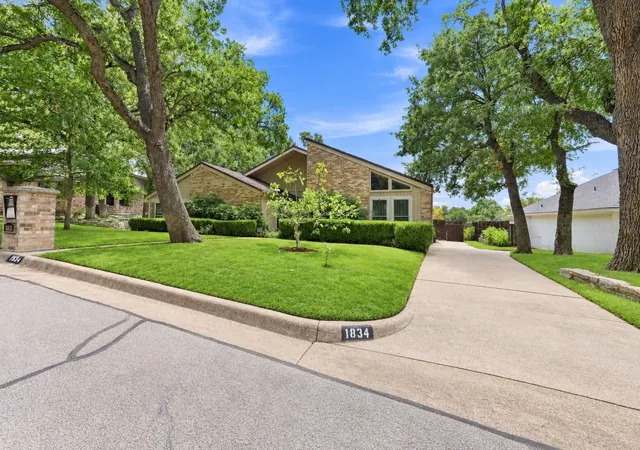 Photo 2 of Sale Pending at 1834 Rhinevalley Dr, Arlington, TX 76012 | MLS# 21386135 | Listing updated on 2026-09-20