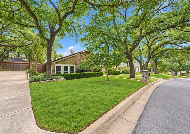 Photo 3 of Sale Pending at 1834 Rhinevalley Dr, Arlington, TX 76012 | MLS# 21386135 | Listing updated on 2026-09-20