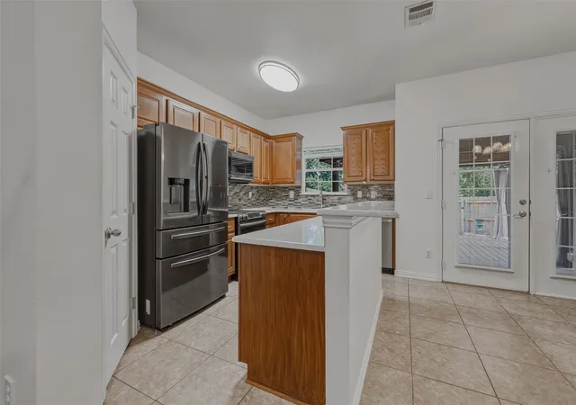 Photo 4 of Townhouse for sale at 160 Greathouse Village, Decatur, TX 76234 | MLS# 21386145 | Listing updated on 2026-09-15