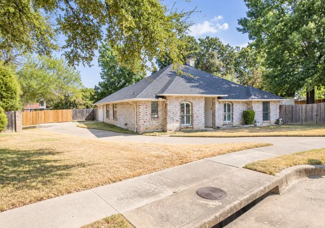 Photo 1 of Single family home for sale at 301 Morrison Ct, Euless, TX 76039 | MLS# 21385525 | Listing updated on 2026-09-15