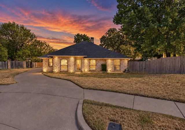 Photo 2 of Single family home for sale at 301 Morrison Ct, Euless, TX 76039 | MLS# 21385525 | Listing updated on 2026-09-15
