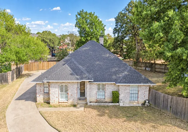 Photo 3 of Single family home for sale at 301 Morrison Ct, Euless, TX 76039 | MLS# 21385525 | Listing updated on 2026-09-15