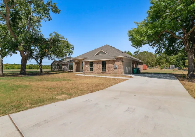 Photo 3 of Single family home for sale at 1203 Anthony, Gainesville, TX 76240 | MLS# 21386218 | Listing updated on 2026-09-15
