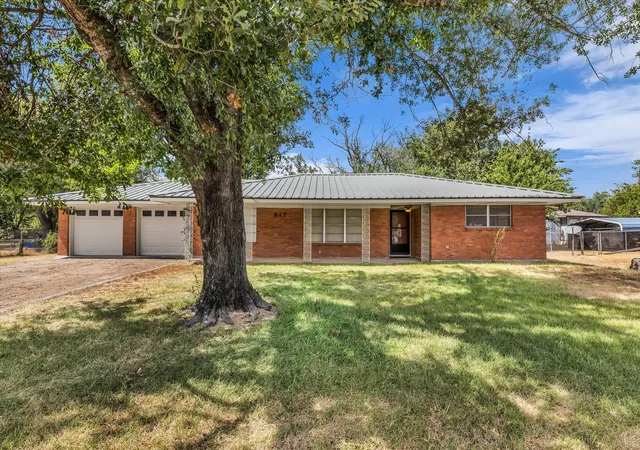 Photo 1 of Single family home for sale at 817 E Holly Ln, Mexia, TX 76667 | MLS# 21386298 | Listing updated on 2026-09-15