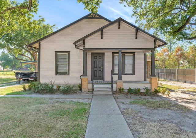 Photo 1 of Single family home for sale at 307 S Crockett St, Edgewood, TX 75117 | MLS# 21385984 | Listing updated on 2026-09-29