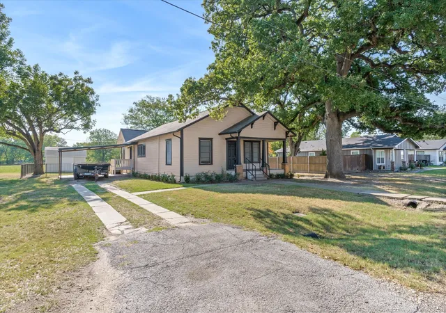 Photo 2 of Single family home for sale at 307 S Crockett St, Edgewood, TX 75117 | MLS# 21385984 | Listing updated on 2026-09-29