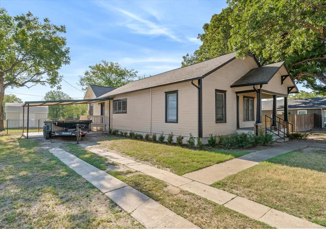 Photo 3 of Single family home for sale at 307 S Crockett St, Edgewood, TX 75117 | MLS# 21385984 | Listing updated on 2026-09-29