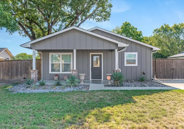 Single family home for sale at 309 S Crockett St, Edgewood, TX 75117 | MLS# 21386056 | Listing updated on 2026-09-29