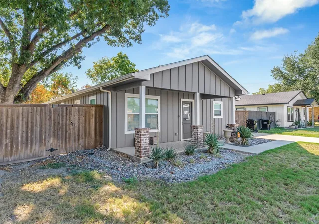 Photo 2 of Single family home for sale at 309 S Crockett St, Edgewood, TX 75117 | MLS# 21386056 | Listing updated on 2026-09-29