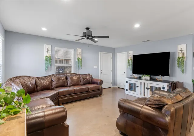 Photo 4 of Single family home for sale at 309 S Crockett St, Edgewood, TX 75117 | MLS# 21386056 | Listing updated on 2026-09-29
