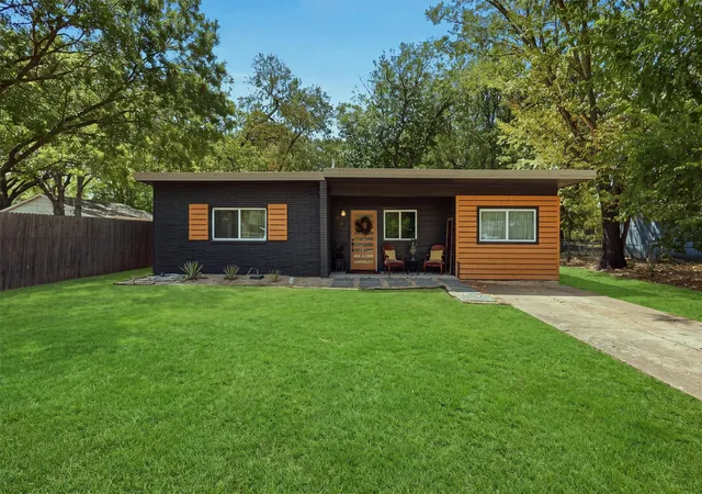 Photo 1 of Single family home for sale at 803 W Bluff St, Granbury, TX 76048 | MLS# 21386333 | Listing updated on 2026-10-05