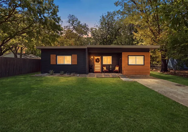 Photo 2 of Single family home for sale at 803 W Bluff St, Granbury, TX 76048 | MLS# 21386333 | Listing updated on 2026-10-05