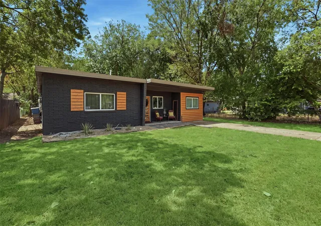 Photo 3 of Single family home for sale at 803 W Bluff St, Granbury, TX 76048 | MLS# 21386333 | Listing updated on 2026-10-05