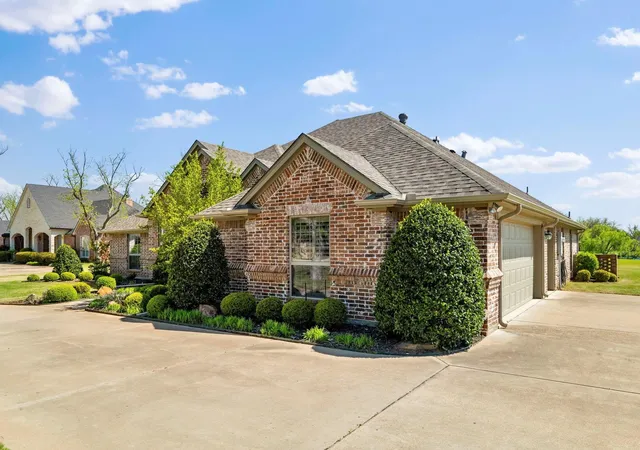 Photo 3 of Single family home for sale at 5609 Flagstick Dr, Granbury, TX 76049 | MLS# 21385609 | Listing updated on 2026-09-15