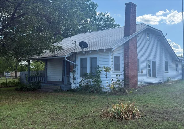 Photo 2 of Single family home for sale at 302 S Hogg St, Streetman, TX 75859 | MLS# 21386394 | Listing updated on 2026-10-27