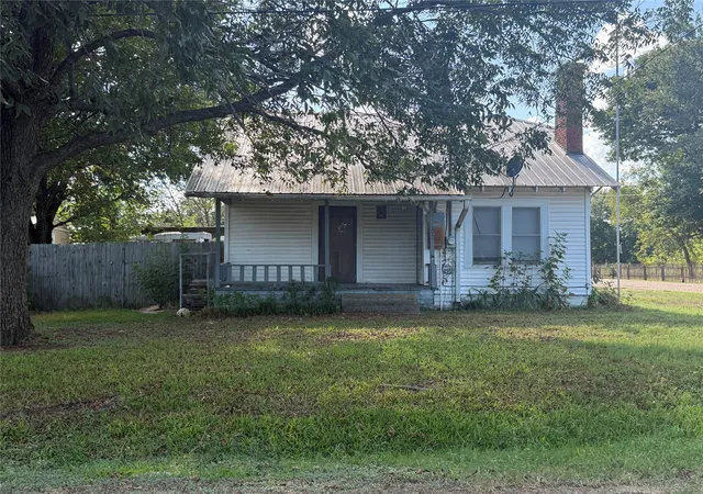 Photo 3 of Single family home for sale at 302 S Hogg St, Streetman, TX 75859 | MLS# 21386394 | Listing updated on 2026-10-27