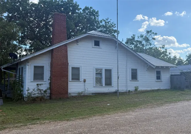 Photo 3 of Single family home for sale at 302 S Hogg St, Streetman, TX 75859 | MLS# 21386394 | Listing updated on 2026-10-27