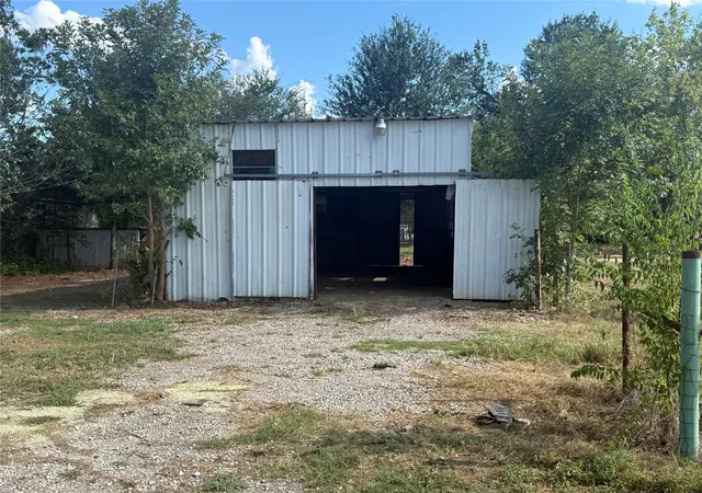 Photo 4 of Single family home for sale at 302 S Hogg St, Streetman, TX 75859 | MLS# 21386394 | Listing updated on 2026-10-27