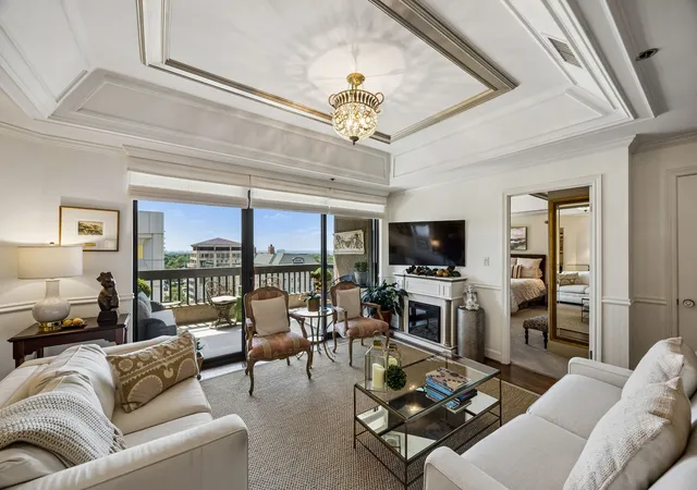 Listing Photo 3 - Condo for sale in building located at 5909 Luther Ln, Dallas, TX 75225 - Unit #1401