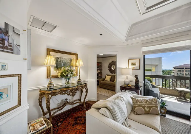 Listing Photo 4 - Condo for sale in building located at 5909 Luther Ln, Dallas, TX 75225 - Unit #1401