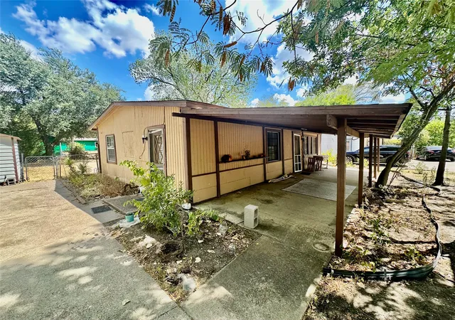 Photo 2 of Sale Pending at 1310 Crst Park Dr, Mesquite, TX 75149 | MLS# 21385194 | Listing updated on 2026-09-16