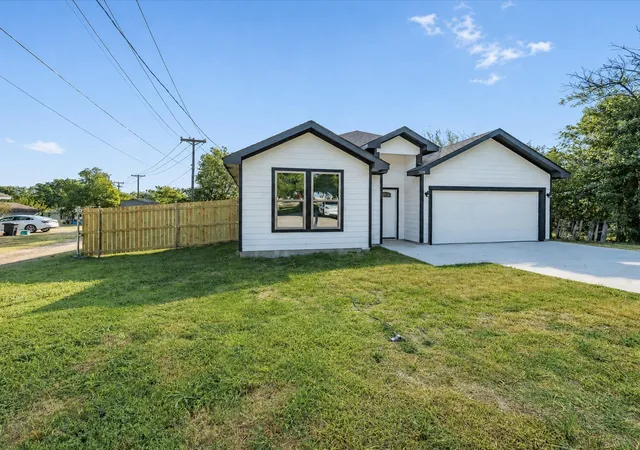 Photo 3 of Single family home for sale at 108 N Couch St, Italy, TX 76651 | MLS# 21381225 | Listing updated on 2026-09-15