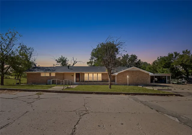 Photo 1 of Single family home for sale at 1011 E Connell St, Breckenridge, TX 76424 | MLS# 21376153 | Listing updated on 2026-09-15