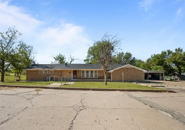 Photo 3 of Single family home for sale at 1011 E Connell St, Breckenridge, TX 76424 | MLS# 21376153 | Listing updated on 2026-09-15
