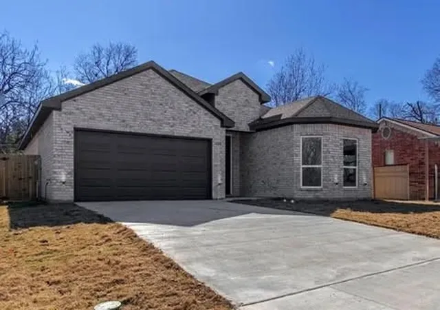 Photo 1 of Single family home for sale at 1336 E Fogg St, Fort Worth, TX 76115 | MLS# 21386536 | Listing updated on 2026-09-15