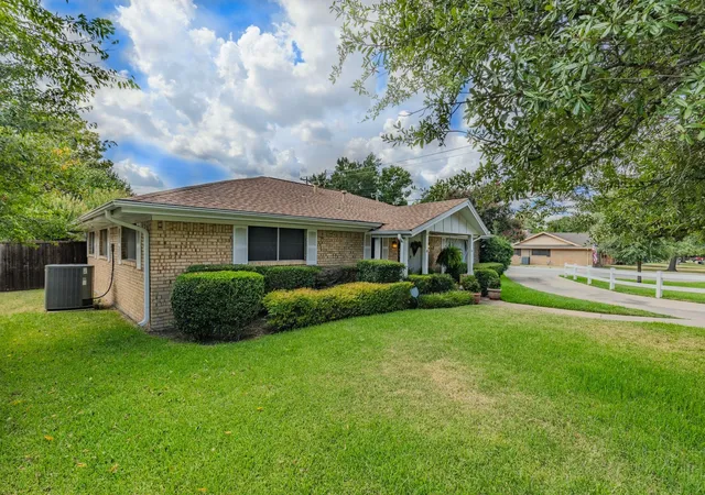 Photo 4 of Single family home for sale at 6400 Chapman Dr, Greenville, TX 75402 | MLS# 21385552 | Listing updated on 2026-09-15