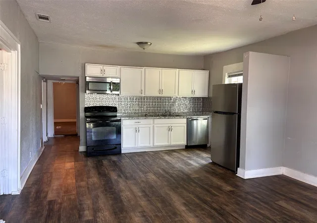 Photo 1 of Single family home for sale at 615 S Throckmorton St, Sherman, TX 75090 | MLS# 21386553 | Listing updated on 2026-09-15