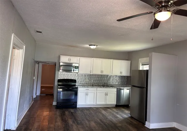 Photo 2 of Single family home for sale at 615 S Throckmorton St, Sherman, TX 75090 | MLS# 21386553 | Listing updated on 2026-09-15