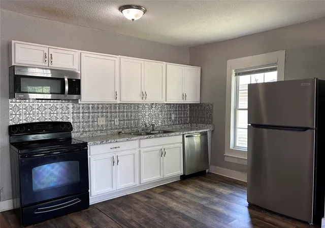 Photo 3 of Single family home for sale at 615 S Throckmorton St, Sherman, TX 75090 | MLS# 21386553 | Listing updated on 2026-09-15