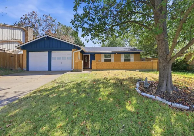 Photo 1 of Sale Pending at 814 S Hyde Park Ave, Denison, TX 75020 | MLS# 21386013 | Listing updated on 2026-10-01