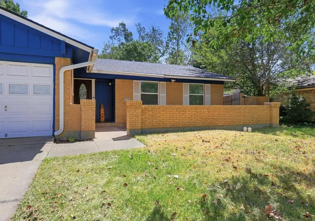 Photo 2 of Sale Pending at 814 S Hyde Park Ave, Denison, TX 75020 | MLS# 21386013 | Listing updated on 2026-10-01
