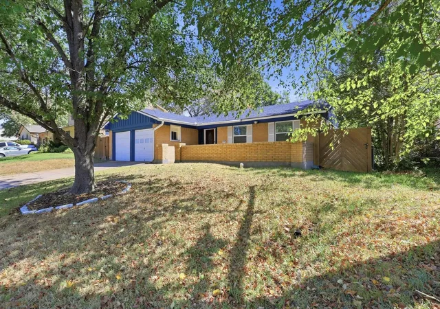Photo 3 of Sale Pending at 814 S Hyde Park Ave, Denison, TX 75020 | MLS# 21386013 | Listing updated on 2026-10-01