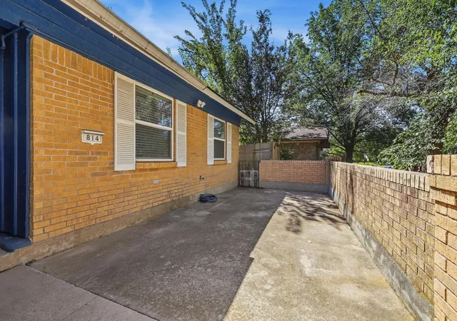 Photo 3 of Sale Pending at 814 S Hyde Park Ave, Denison, TX 75020 | MLS# 21386013 | Listing updated on 2026-10-01