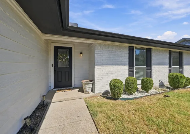 Photo 2 of Single family home for sale at 733 Montvale Dr, Mansfield, TX 76063 | MLS# 21386229 | Listing updated on 2026-09-28