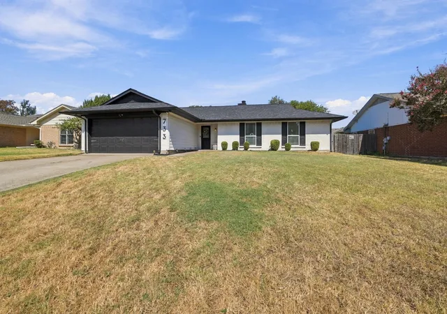 Photo 3 of Single family home for sale at 733 Montvale Dr, Mansfield, TX 76063 | MLS# 21386229 | Listing updated on 2026-09-28