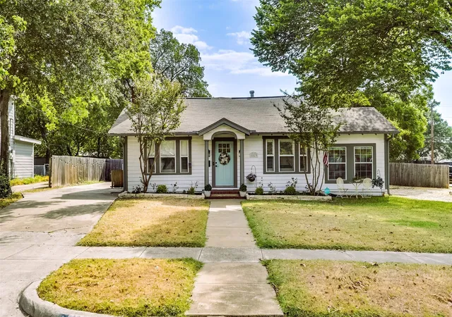 Photo 2 of Single family home for sale at 1823 Tremont Ave, Fort Worth, TX 76107 | MLS# 21381256 | Listing updated on 2026-09-27