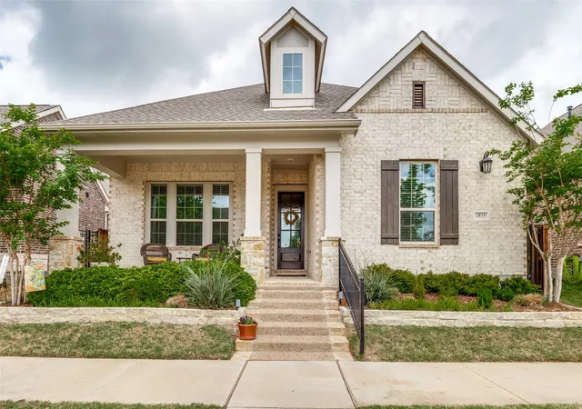 Photo 2 of Single family home for sale at 4810 Emerald Grv, Arlington, TX 76005 | MLS# 21386676 | Listing updated on 2026-09-22
