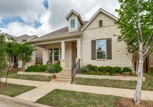 Photo 3 of Single family home for sale at 4810 Emerald Grv, Arlington, TX 76005 | MLS# 21386676 | Listing updated on 2026-09-22