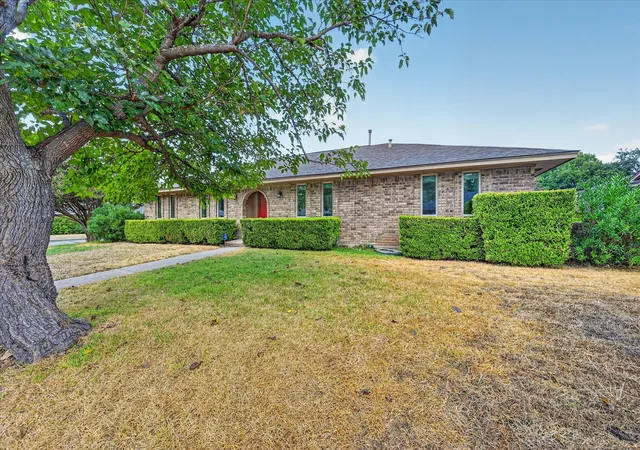 Photo 2 of Single family home for sale at 215 Roma Dr, Duncanville, TX 75116 | MLS# 21386674 | Listing updated on 2026-10-01