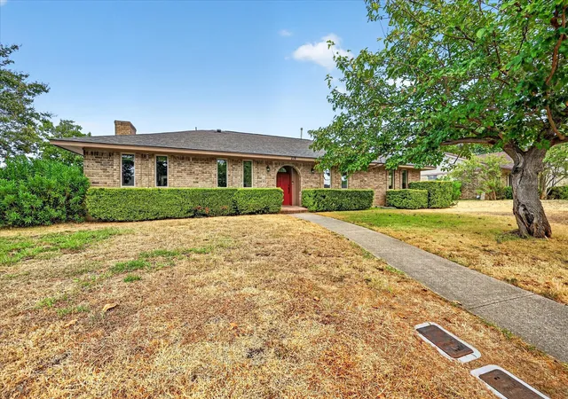Photo 3 of Single family home for sale at 215 Roma Dr, Duncanville, TX 75116 | MLS# 21386674 | Listing updated on 2026-10-01